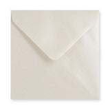 Østersfarvet kuvert - diamantklap 140x140 mm