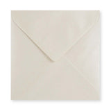 Østersfarvet kuvert - diamantklap 155x155 mm