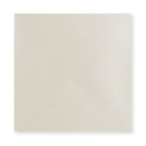 Østersfarvet kuvert - diamantklap 155x155 mm