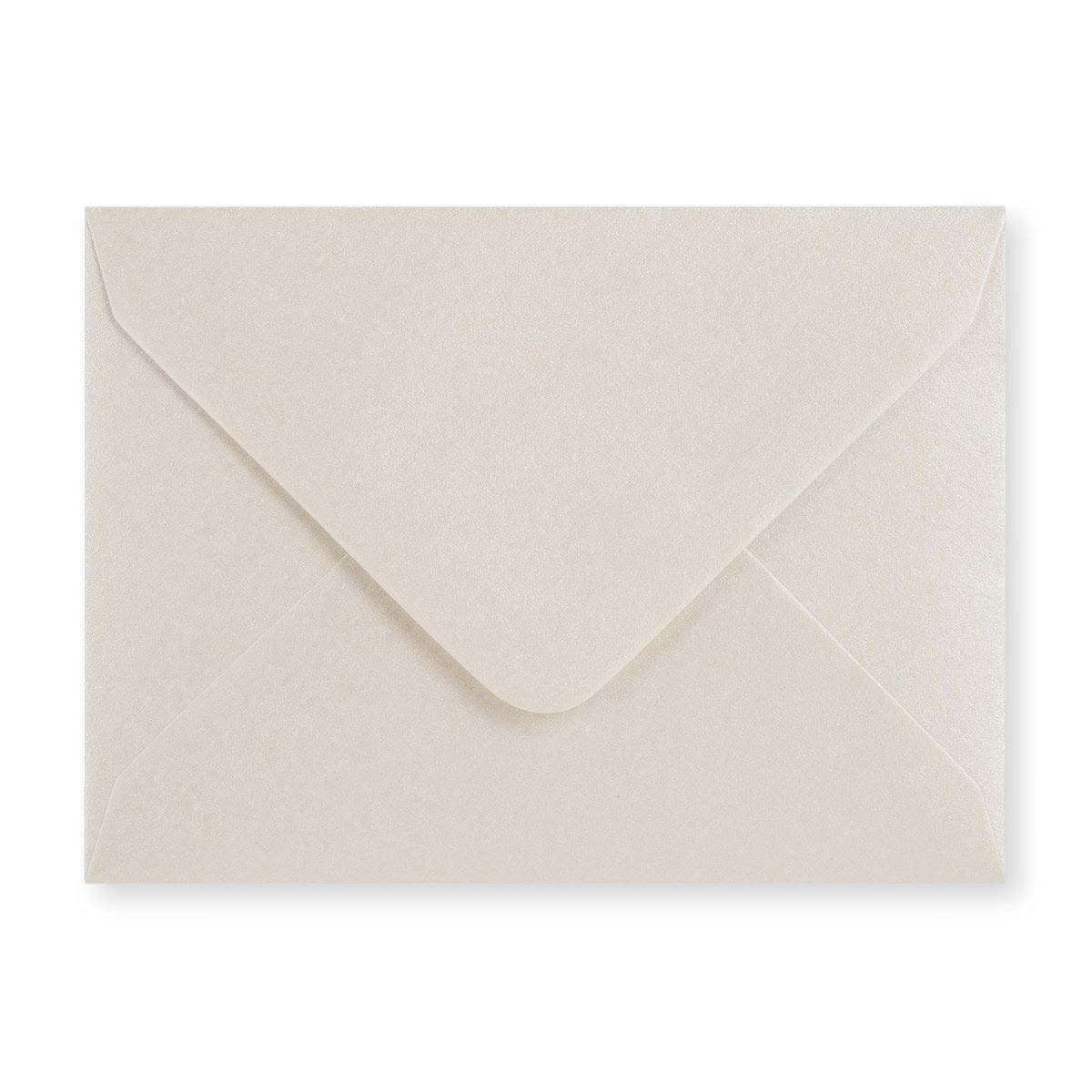 Østersfarvet kuvert - diamantklap 82x113 mm (C7)